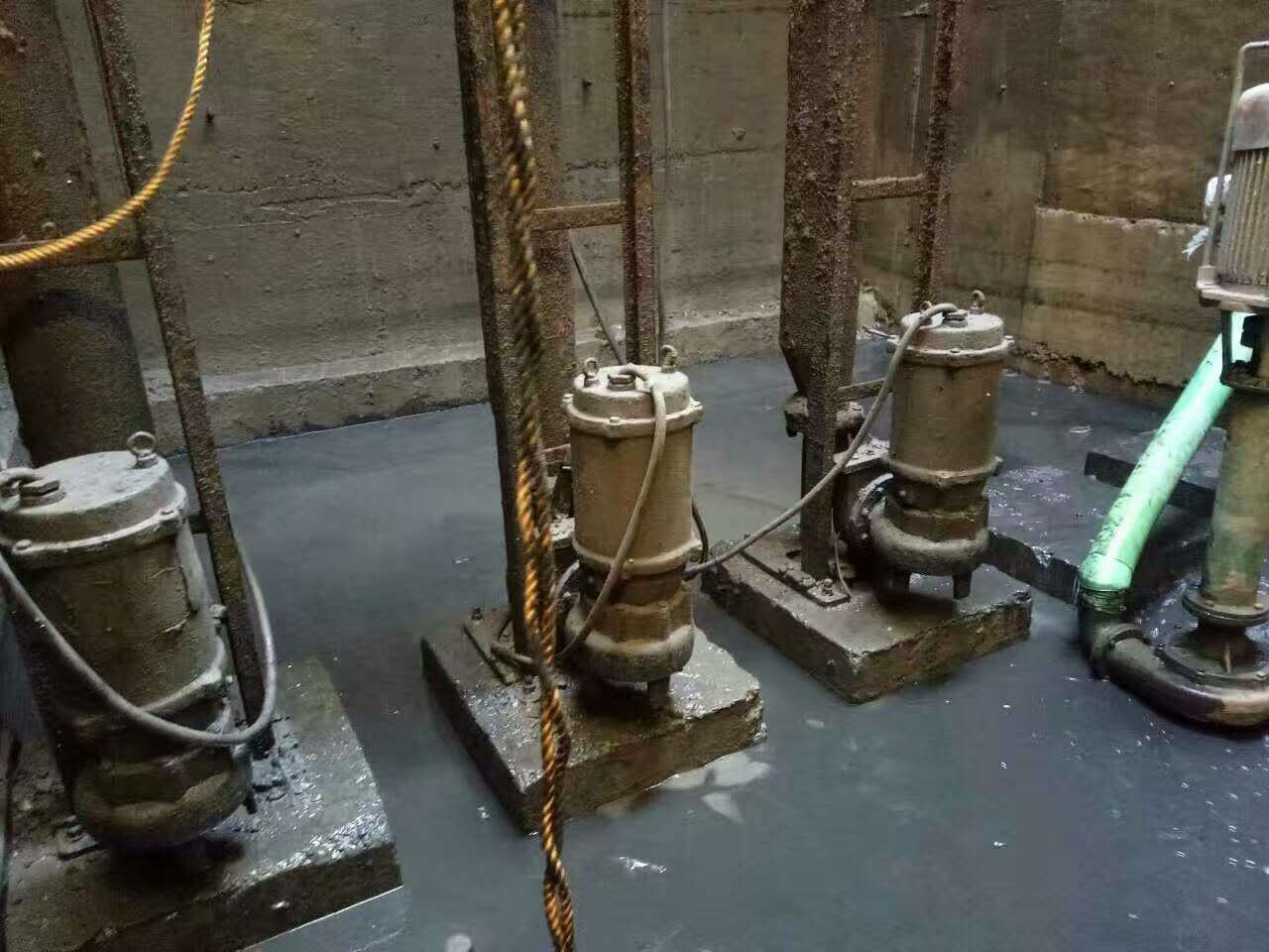 坡头污水池清理