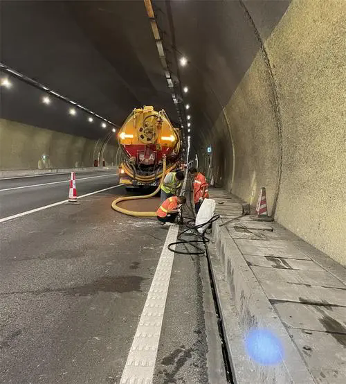 坡头隧道排水渠清淤